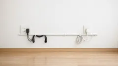 100均アイテムで配線整理 床に垂れるコードを壁沿いにすっきり浮かせる方法