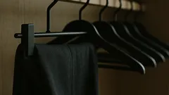 ズボンがハンガーから落ちない掛け方は「通して挟む」だけで変わる