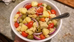 ゆでて和えるだけで味が決まる、じゃがいもの具だくさんイタリアンサラダ（作り置きOK）