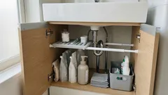 洗面台下収納が劇的に使いやすくなる つっぱり棒2本で作る簡易2段棚