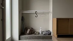 100均のつっぱり棒で玄関収納を浮かせると、床が渋滞しなくなる