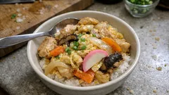 フライパンでまとめて作れる、具だくさん親子丼。ふんわり卵で家族ごはんに