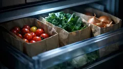 野菜室がすっきり整う 紙袋でできる冷蔵庫整理の簡単アイデア